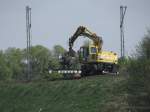 Distelrasentunnel-Spezial: Die alte R�hre wurde Freitagnacht vom Netz genommen. Am 25.04.11 fuhr ein Zweiwegebagger neue Schienenst�cke ans Ostportal.