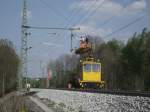 Distelrasentunnel-Spezial: Mit Zeitdruck im Nacken arbeiten Oberleitungsmonteure daran, das Gegengleis nach Fulda befahrbar zu machen.
(Flieden, 25.04.11)